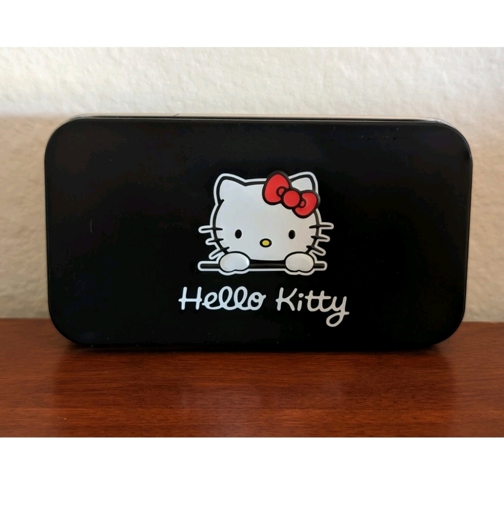 Hello Kitty 7pc makeup brush set Black also comes with a Black tin box - Picture 2 of 4